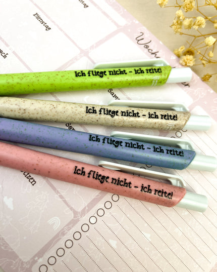 Kugelschreiber aus Stroh-Kunststoff "Ich fliege nicht. Ich reite!"