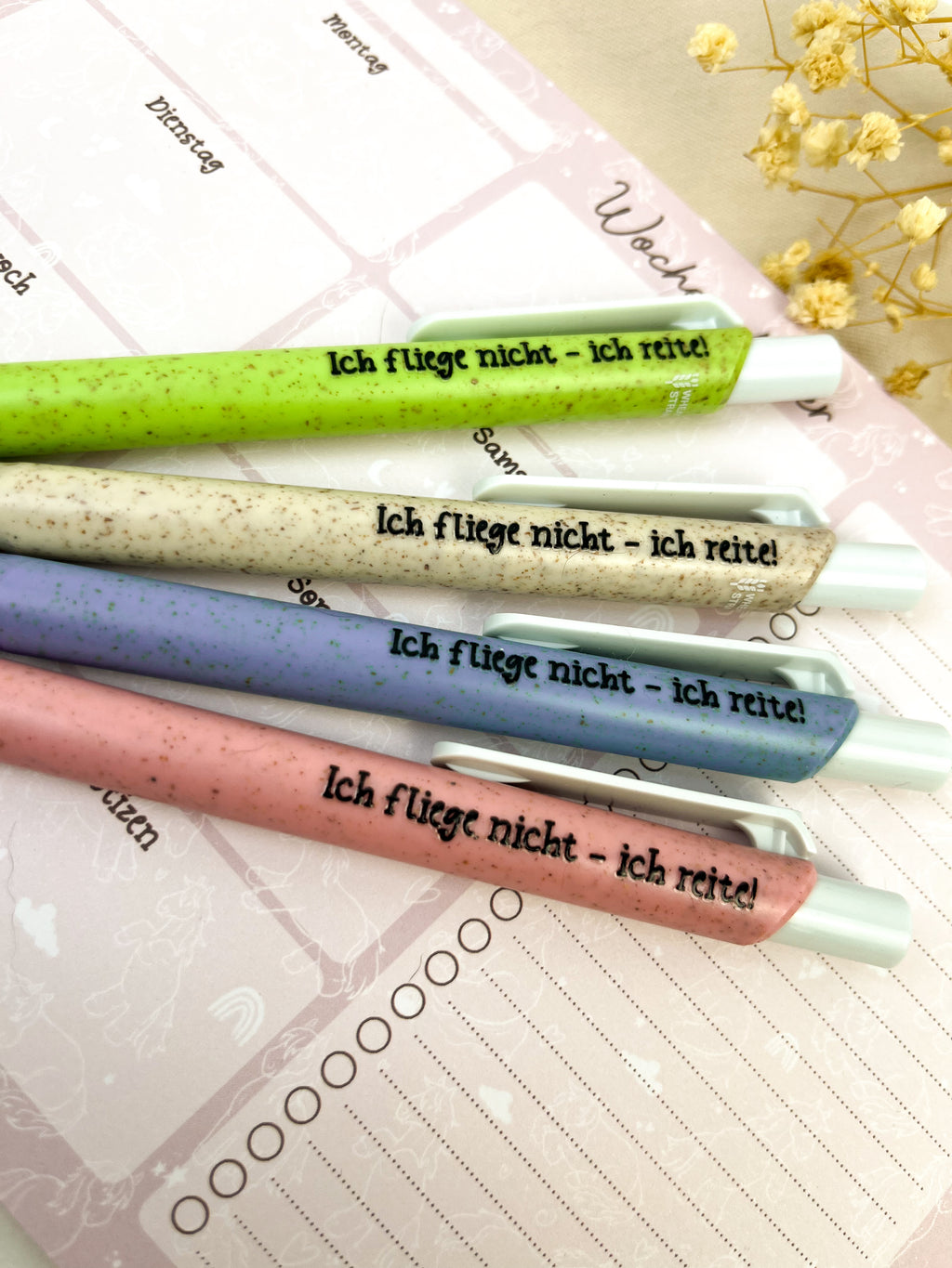 Kugelschreiber aus Stroh-Kunststoff "Ich fliege nicht. Ich reite!"