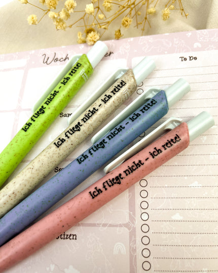 Kugelschreiber aus Stroh-Kunststoff "Ich fliege nicht. Ich reite!"