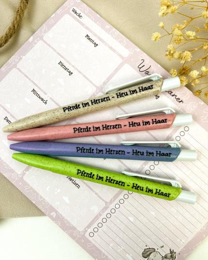 Kugelschreiber aus Stroh-Kunststoff "Pferde im Herzen"