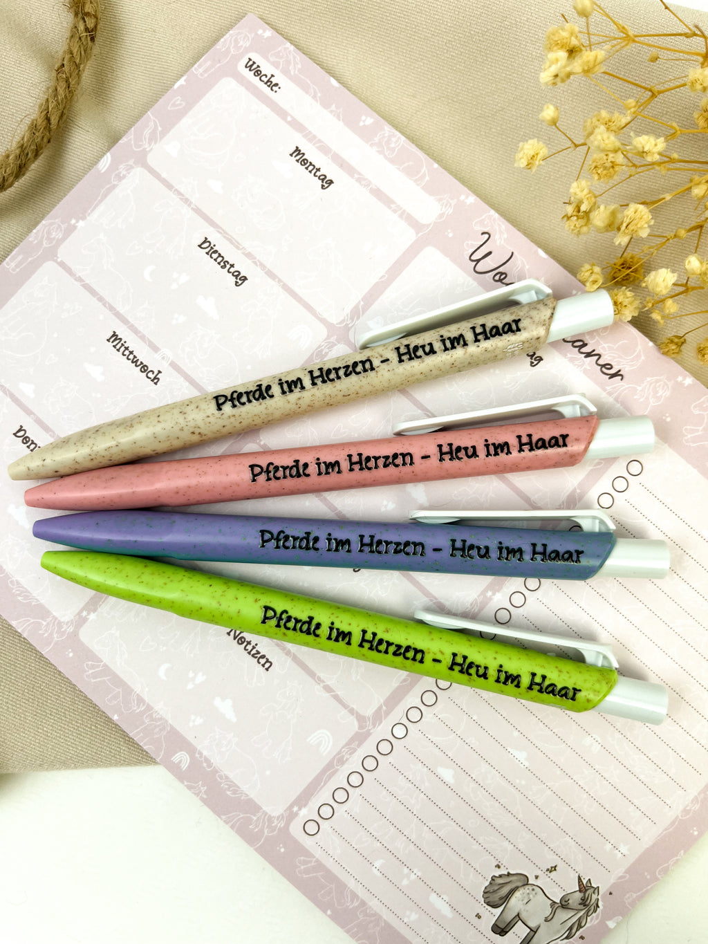 Kugelschreiber aus Stroh-Kunststoff "Pferde im Herzen"