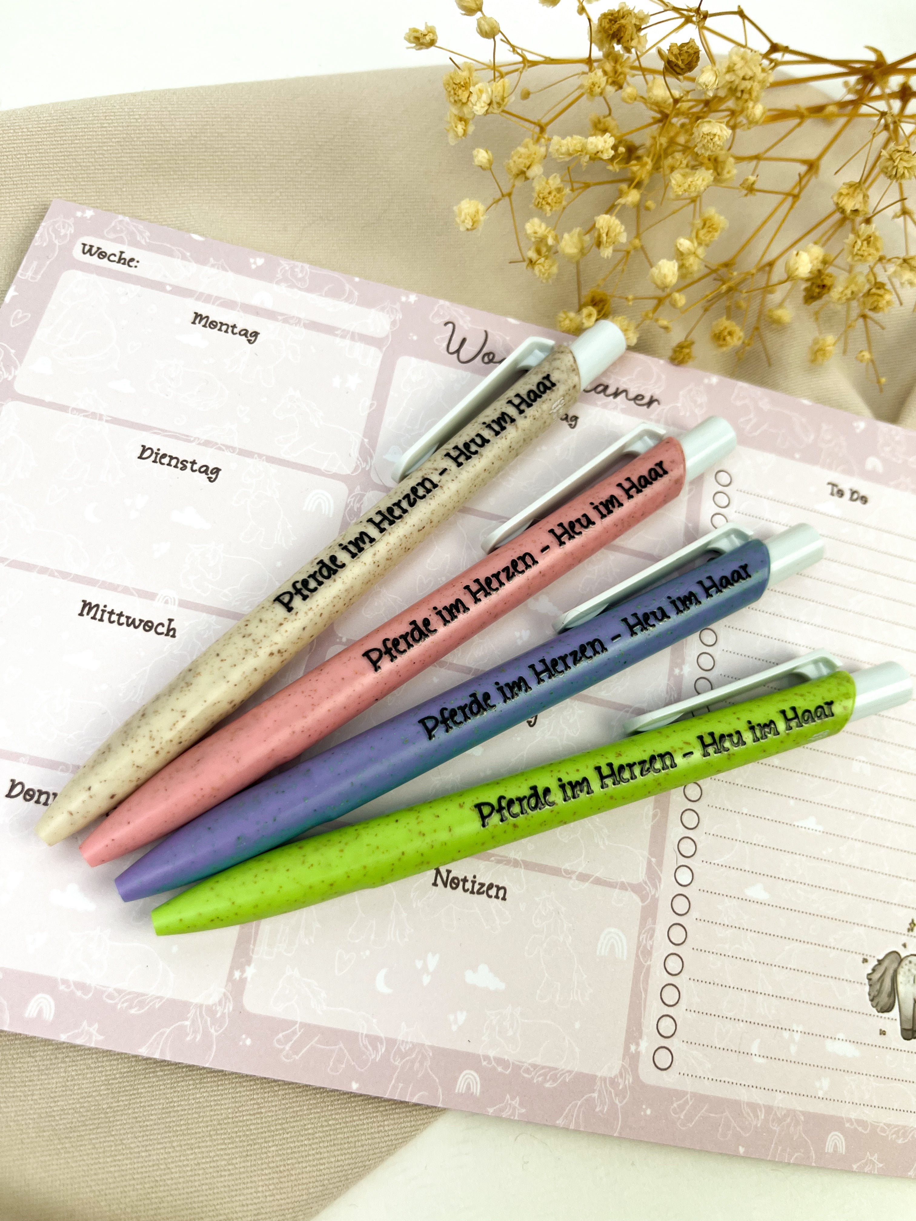 Kugelschreiber aus Stroh-Kunststoff "Pferde im Herzen"