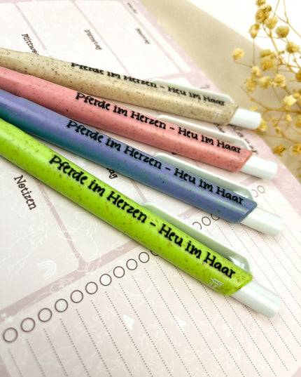 Kugelschreiber aus Stroh-Kunststoff "Pferde im Herzen"