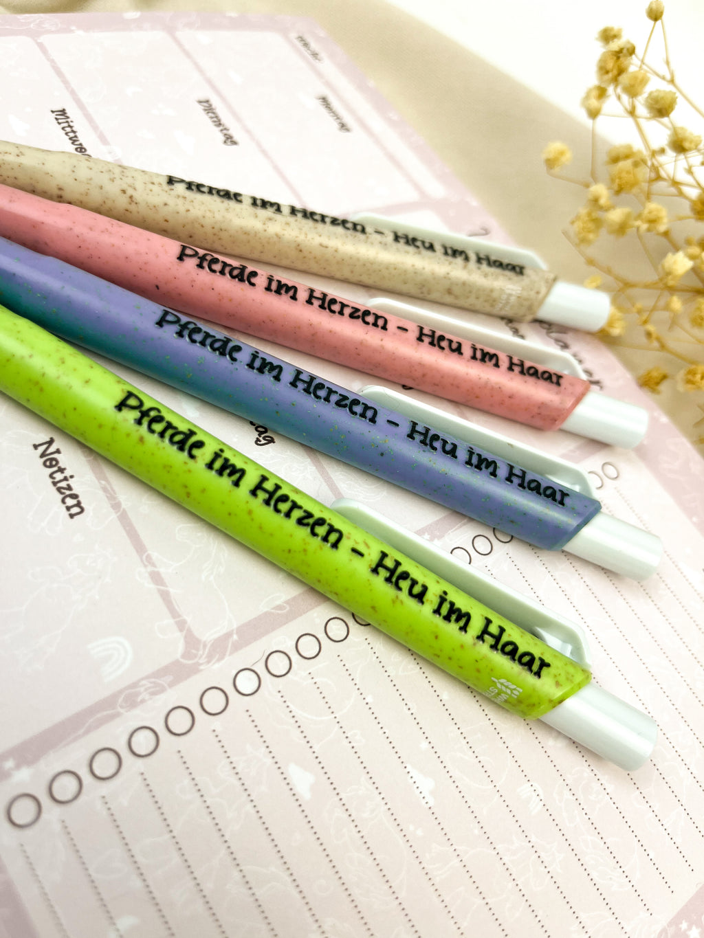 Kugelschreiber aus Stroh-Kunststoff "Pferde im Herzen"