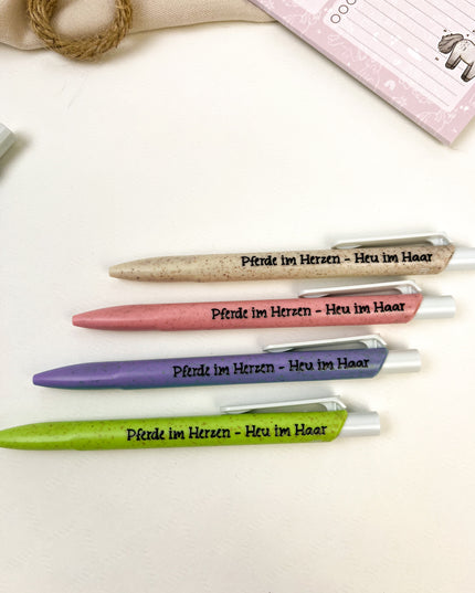 Kugelschreiber aus Stroh-Kunststoff "Pferde im Herzen"