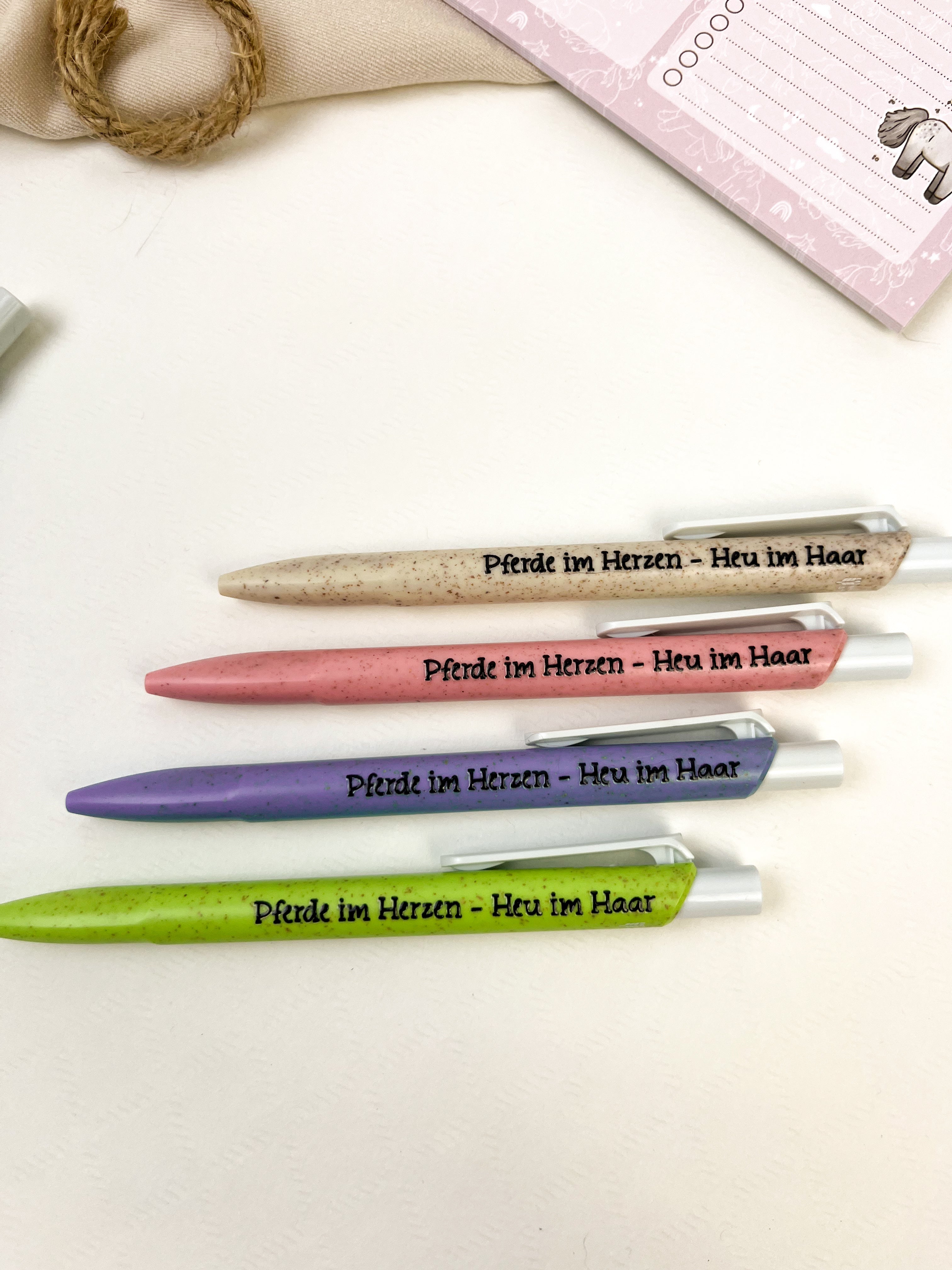 Kugelschreiber aus Stroh-Kunststoff "Pferde im Herzen"