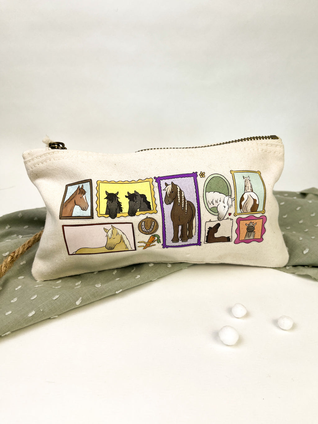 Kulturbeutel / Federmäppchen "Pferdegalerie"
