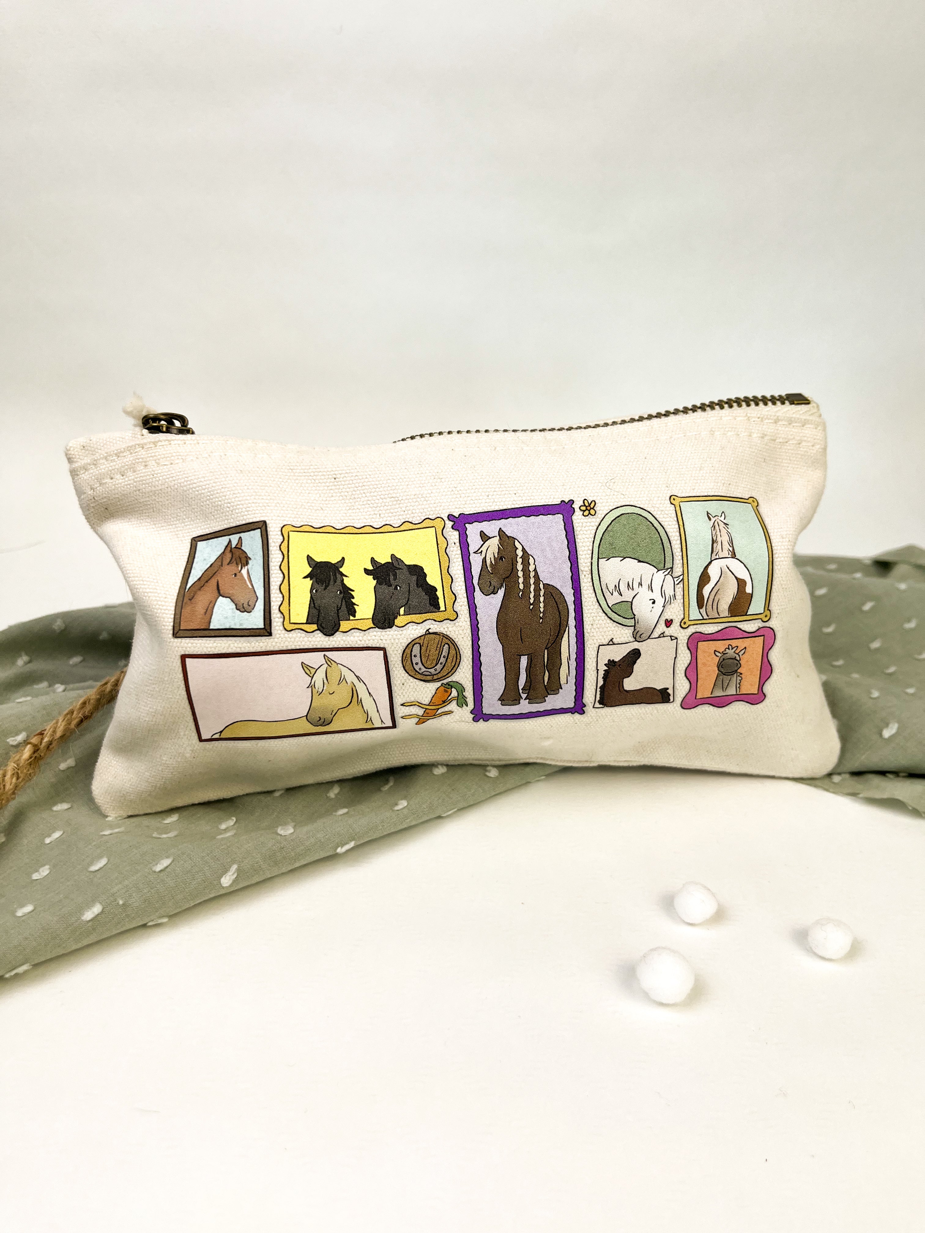 Kulturbeutel / Federmäppchen "Pferdegalerie"