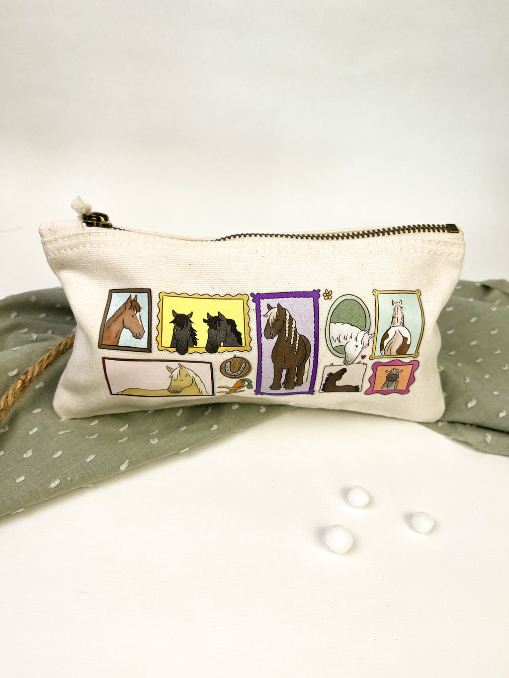 Kulturbeutel / Federmäppchen "Pferdegalerie"