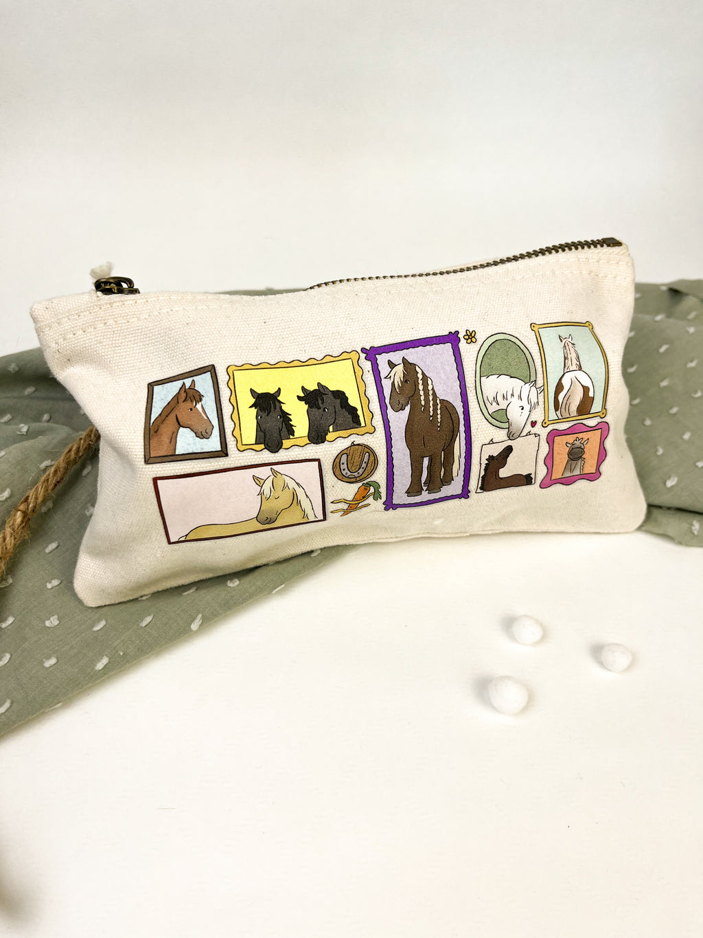 Kulturbeutel / Federmäppchen "Pferdegalerie"