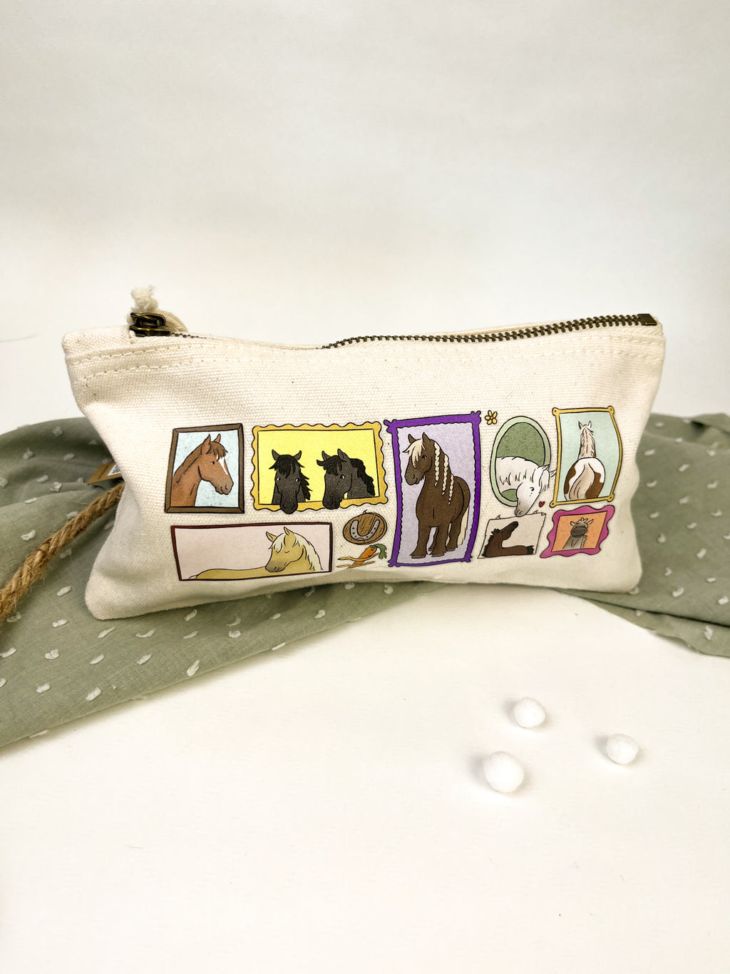 Kulturbeutel / Federmäppchen "Pferdegalerie"