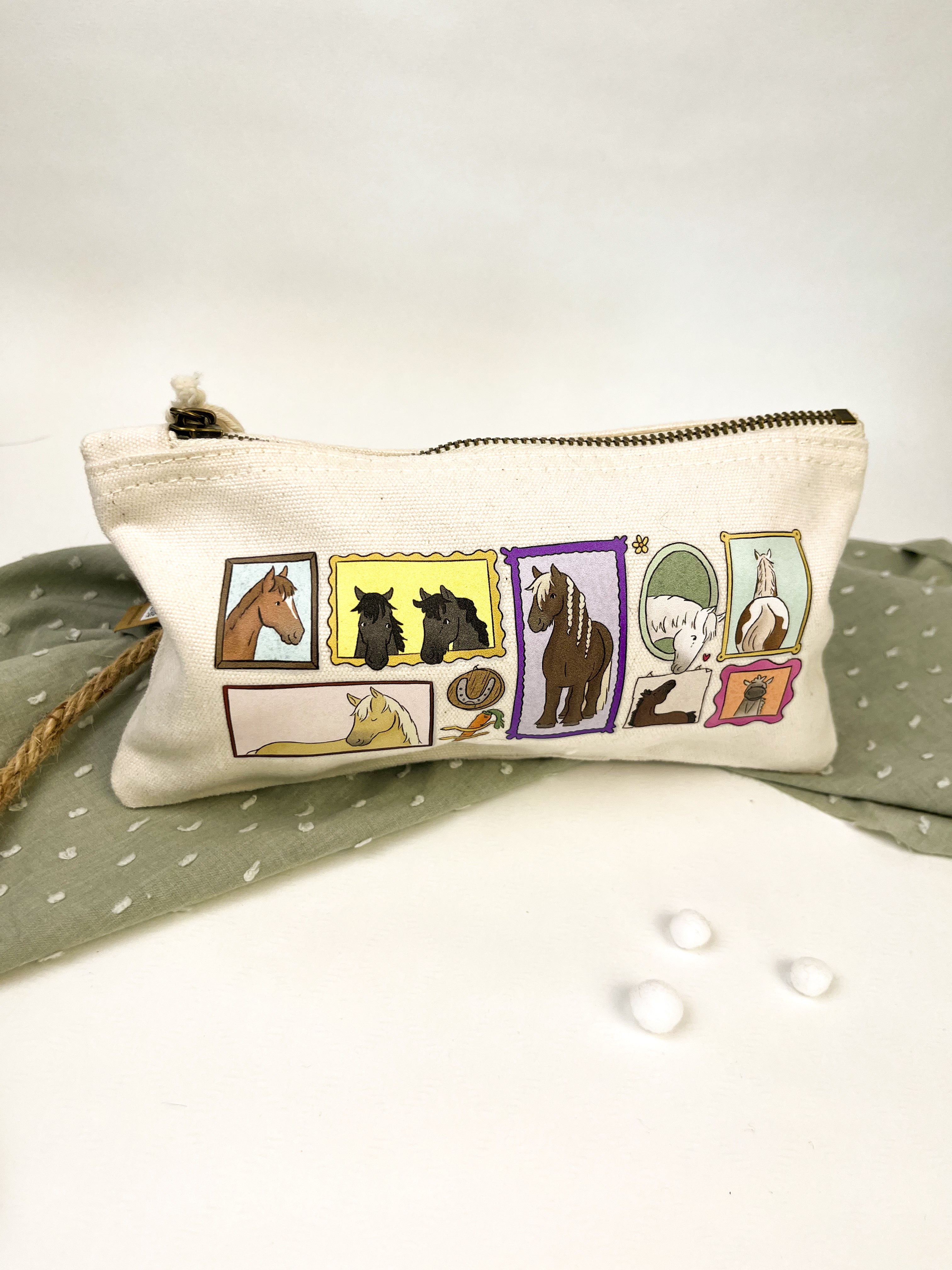 Kulturbeutel / Federmäppchen "Pferdegalerie"