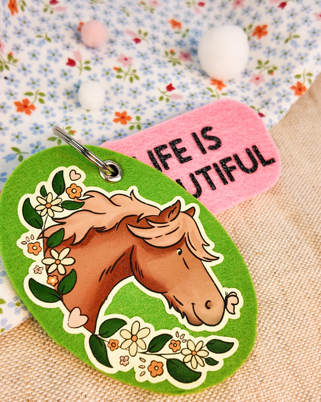 Schlüsselanhänger "Life is Beautiful" mit Pferdemotiv aus Filz